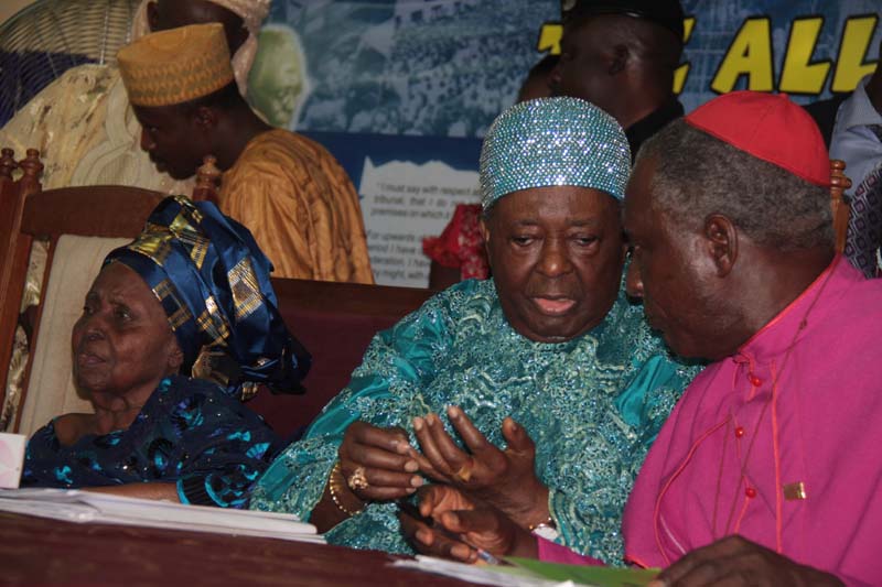  - (L) Yeye Odua Mrs H.I.D. Awolowo, Oba Okunade Sijuwade, and Rev Bayo Lagbodula